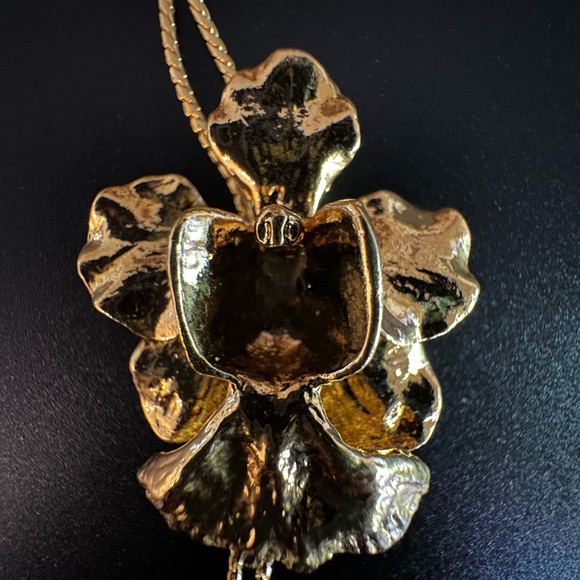 Elegant Gold Floral Pendant Necklace - Picture 7 of 10